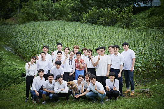 음식 분야 특화 전문 직업교육 프로그램 SK 뉴스쿨에 참여하는 학생들이 약선요리 전문 기업 약선향기 이득자 대표와 기념 촬영을 하고 있다. <SK행복나눔재단 제공>